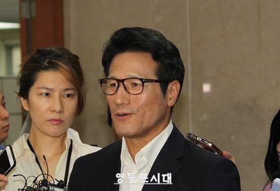 “전대 합동연설회 폐지하고 토론회로 대체하자”고 제안한 정병국 새누리당 당대표 후보가 기자회견을 마친 후 기자들의 질문에 답하고 있다. ⓒ영등포시대