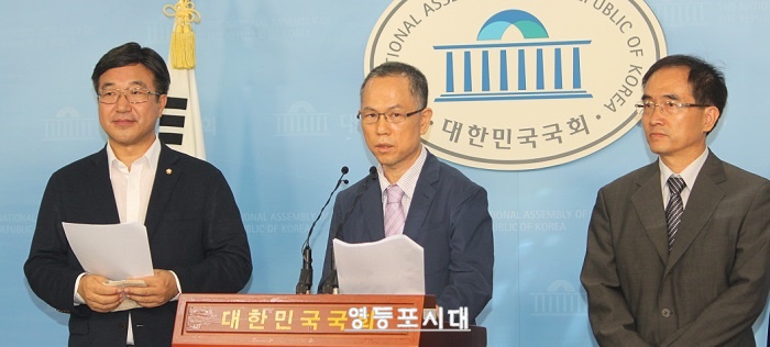 윤호중 의원, 한국납세자연맹 김선택 회장, 부회장은 국회에서 “기자회견을 열고 지하경제 비중을 낮춰야 한다.”고 주장했다.(사진 왼쪽부터) ⓒ영등포시대 