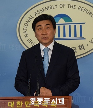 더불어민주당 이종걸 전 원내대표가 28일 국회에서 기자회견을 열고 당권 도전을 공식 선언하고 있다. ⓒ영등포시대 