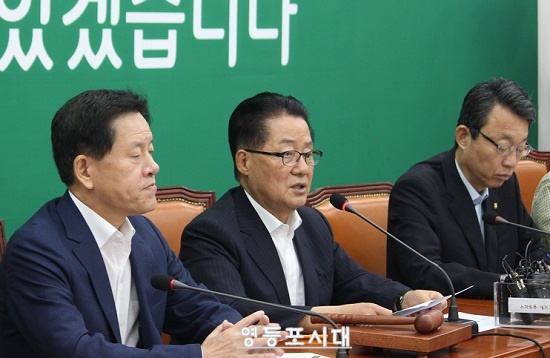 8월 1일 오전 국민의당 박지원 비상대책위원장(사진 가운데)은 국회에서 비상대책회의를 열고 우병우 청와대 민정수석의 사퇴를 압박하고 박근혜 대통령의 결단을 촉구했다. ⓒ영등포시대 