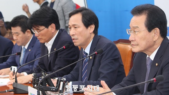 더불어민주당 우상호 원내대표는 1일 오전 국회에서 원내대책 회의를 열고 박근혜 대통령의 국정운영에 대한 변화를 촉구했다. ⓒ영등포시대 