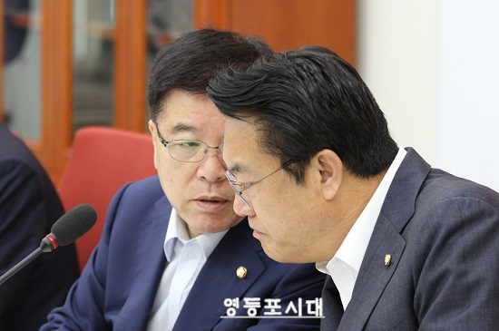 새누리당 정진석 원내대표(사진 오른쪽)가 원내대책회의중 김광림 정책위의장(사진 왼쪽)과 귀엣말을 나누고 있다. ⓒ영등포시대