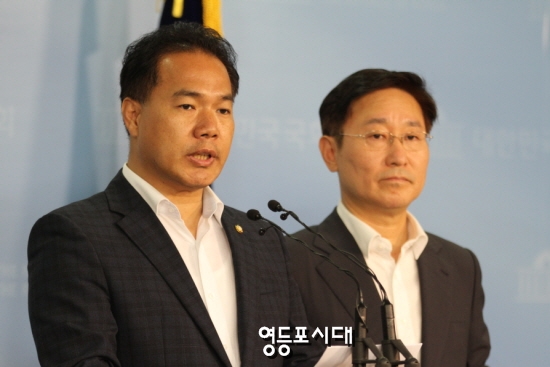 2일 오후 더불어민주당 박범계 의원(사진 오른쪽)과 국민의당 이용주 의원(사진 왼쪽)이 국회 기자실에서 공수처 신설에 대해 양당이 합의한 내용을 발표하고 있다. &copy;영등포시대