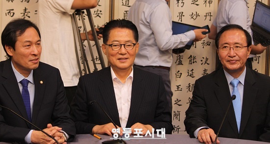 2일 국회에서 만난 야 3당 원내대표는 사드, 백남기 농민에 대한 청문회, 세월호 특조위 활동 보장, 검찰개혁 등을 강조하고 야권 공조를 통해 현안을 해결해 나가기로 의견을 모았다.(사진 왼쪽부터 우상호, 박지원, 노회찬 원내대표) ⓒ영등포시대 