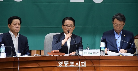 9일 국회에서 열린 국민의당 의원총회에서 발언하고 있는 박지원 비대위원장(사진 가운데) ⓒ영등포시대