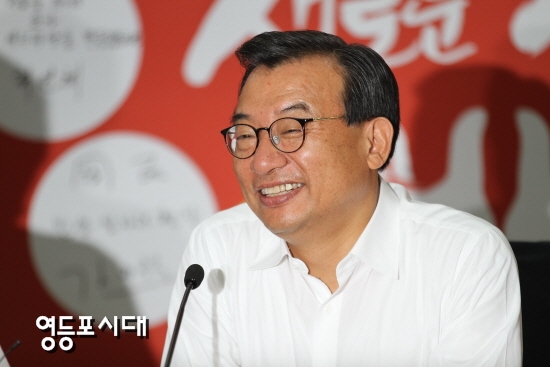 10일(수) 국회에서 취임 후 첫 최고위원회를 열고 ‘섬기는 리더십’을 강조하고 있는 새누리당 이정현 대표 &copy;영등포시대