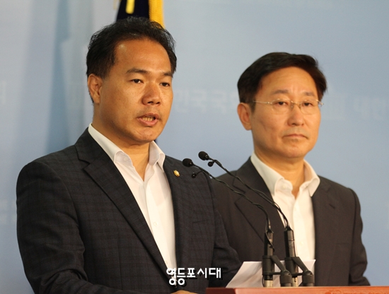 2일 오후 더불어민주당 박범계 의원(사진 오른쪽)과 국민의당 이용주 의원(사진 왼쪽)이 국회 기자실에서 공수처 신설에 대해 양당이 합의한 내용을 발표하고 있다. &copy;영등포시대