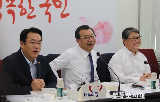 이정현 새누리당 대표(사진 가운데)가 22일 국회에서 열린 최고위원회의에 앞서 윗옷을 벗으면서 환하게 웃고 있다. ⓒ영등포시대 
