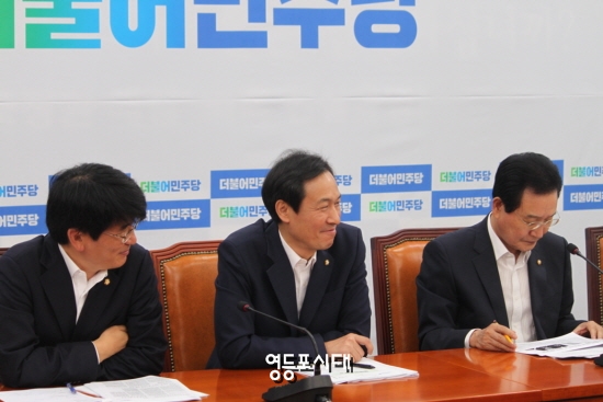 25일 국회에서 열린 정책조정회의에 참석한 더불어민주당 우상호 원내대표가 참석자의 발언을 들으며 얼굴에 미소를 짓고 있다. &copy;영등포시대 