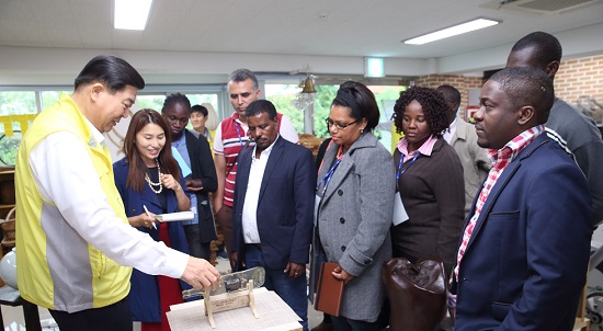 벤치마킹을 위해 영등포구 자원순환센터에 방문한 몽골 등 13개국 환경 공무원을 직접 안내하고 있는 조길형 영등포구청장(사진 맨 왼쪽) ⓒ영등포구