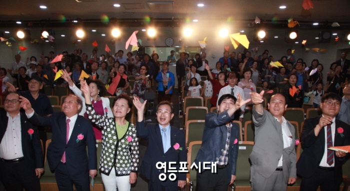 행사 마지막까지 자리를 지킨 구민 150명과 정진원 회장(사진 왼쪽에서 두 번째)이 ‘내 꿈을 실어라’ 종이비행기 날리기로 행사의 대미를 장식하고 있다. (사진 임종상 기자)