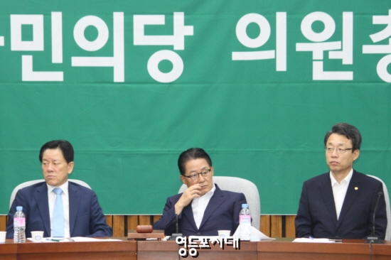 국민의당 박지원 비대위원장은 6일 국회에서 열린 의원총회에서 박근혜 대통령을 향해 “국회와 소통하여 사드 해법을 찾는 현명한 모습을 보여주기 바란다”고 밝히고 있다. 영등포시대 