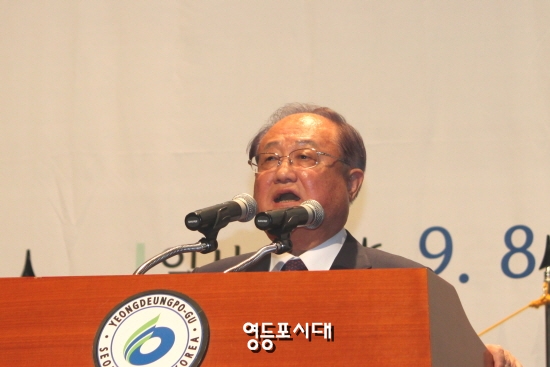 정진원 영등포구 사회복지협의회 회장이 대회사를 통해 ‘사회복지의 날에 대해 강조하고 있다. &copy;영등포시대