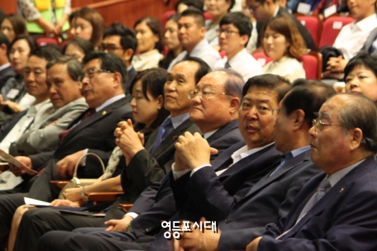 조길형 영등포구청장(사진 왼쪽에서 세 번째), 정진원 영등포구 사회복지협의회 회장(사진 왼쪽에서 네 번째) 등이 행사 진행을 지켜보고 있다. &copy;영등포시대 