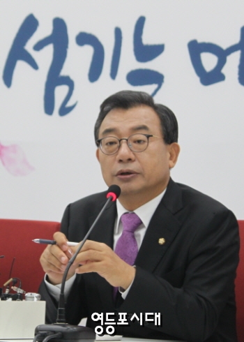 새누리당 이정현 대표가 9일 국회에서 취임 한 달을 맞아 기자간담회를 열고 취재진의 질문에 답하고 있다. &copy;영등포시대 