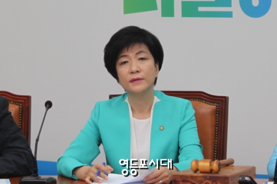 더불어민주당 확대간부 회의에 참석한 김영주 최고위원이 박근혜 정부를 향해 “무능하고 한심한 정부가 아닐 수 없다”며 직격탄을 날리고 있다. &copy;영등포시대 