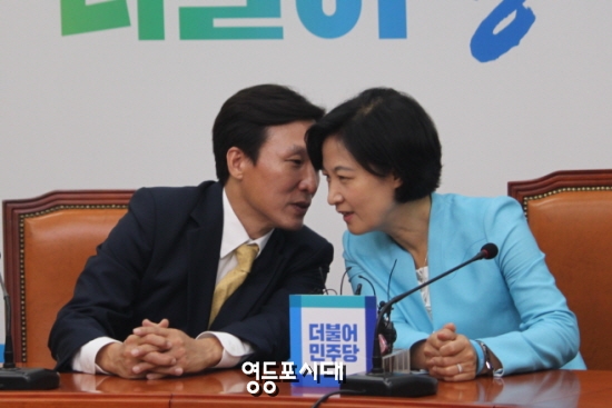 김민석 민주당 대표와 더민주 추미애 당대표가 국회 당대표 회의실에서 기자회견에 앞서 귀엣말을 주고받고 있다. &copy;영등포시대 