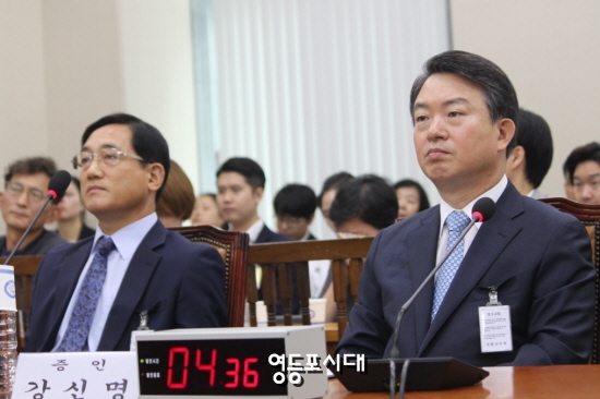 12일 오전 국회에서 열린  백남기 농민 청문회에 참석한 구은수 전 서울청장(사진 왼쪽), 강신명 전 경찰청장(사진 오른쪽)이 백도라지 씨의 증언을 듣고 있다. &copy;영등포시대 