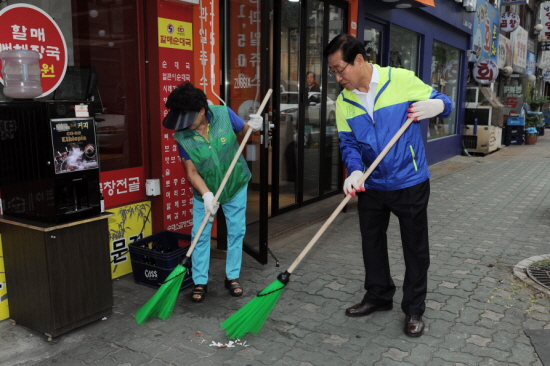 영등포구의회 이용주 의장이 추석맞이 새마을 대청소’에 참여해 청소를 하고 있다. &copy;영등포구회 