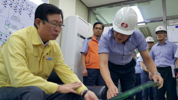 한국전력 조환익 사장이 13일 경주 지진발생과 관련 진원지 인근지역인 신고리 원자력발전소, 울주변전소 등 주요 전력설비에 대한 현장점검을 실시했다. &copy;한국전력