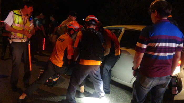 13일 양화동 올림픽대로에서 발생한 교통사고 현장에 출동한 영등포소방대원들이 요구조자를 구조하고 있다.  &copy;영등포소방서 