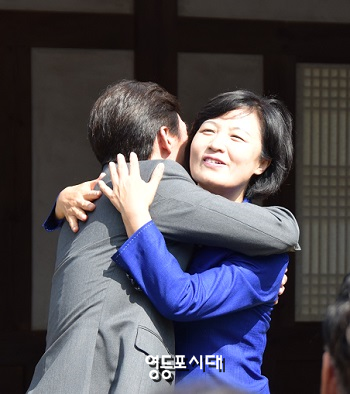 더불어민주당 추미애 대표와 민주당 김민석 대표가 통합 선언 후 포옹을 하고 있다. ⓒ영등포시대 