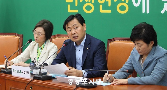 18일 오전 국민의당 김관영 원내대표 직무대행(사진 가운데)은 국회에서 추석민심 전달 기자 간담회 열고 “국민의당 대선후보 선출은 역동성 있는 경선 과정을 필요하다고 생각하는 것 같다”며 호남 민심을 전하고 있다. ⓒ영등포시대