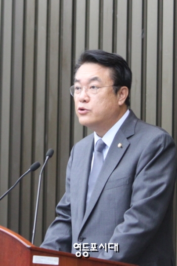 9월 20일 오전 국회에서 열린 새누리당 의원총회에서 정진석 원내대표가 생산적인 대정부 질의를 강조하고 있다. &copy;임종상 기자 