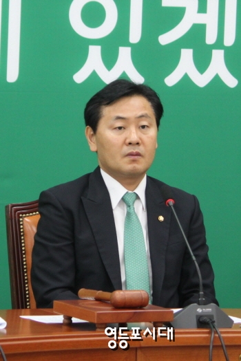 국민의당 김관영 원내대표 직무대행이 20일 국회에서 원내대책 회의를 열고 “국민의당이 정책정당으로서 국민에게 제대로 된 신뢰를 줄 수 있는 노력을 기울이겠다”고 밝히고 있다. ©임종상 기자 