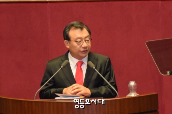 새누리당 이정현 대표는 5일 국회 교섭단체 연설에서 “개헌은 정치문제가 아니라 국가문제”라고 주장하고 개헌에 대한 신중론을 펼쳤다. &copy;영등포시대 