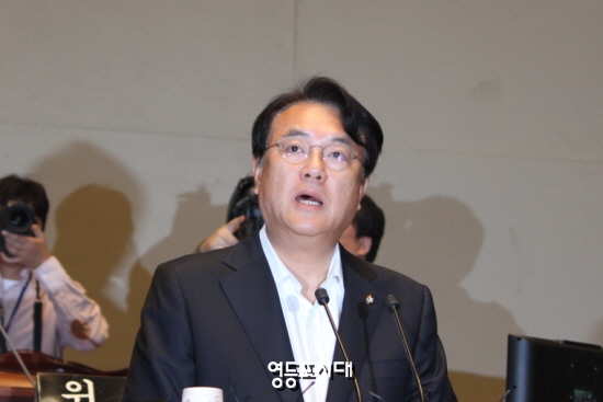 9월 26일 오전 국회 예결위회의장에서 열린 새누리당 의원총회에서 정진석 원내대표가 정세균 국회의장을 강하게 비판하고 있다. &copy;임종상 기자 