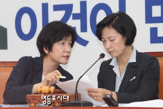 김영주 최고위원과 추미애 대표가 최고위원회 회의 도중 미르, K스포츠 재단과 관련된 기사 내용에 관해 이야기하고 있다. &copy;임종상 기자 