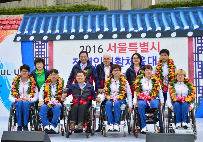 양준욱 서울시의회 의장(사진 뒷줄 왼쪽에서 두 번째) 브라질 리우 장애인 올림픽 메달리스트와 기념촬영을 하고 있다. &copy;서울시의회 