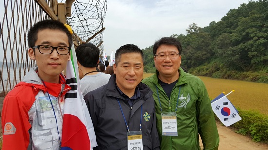 민주평화통일자문회의 영등포구협의회 청년분과위원회 임길섭 청년위원장(사진 가운데)이 관계자들과 DMZ 철책선을 걷고 있다. ⓒ영등포구 민주평화통일자문회의 청년분과위원회