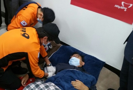 2일 오후 119 안전대원들이 새누리당 이정현 대표를 병원으로 후송하기 위해 준비를 하고 있다. ⓒ새누리당