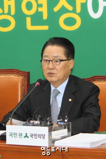 박지원 국민의당 비상대책위원장이 30일 국회에서 열린 비상대책위원회에서 “미르재단과 K-스포츠 재단이 설립과정과 설립된 이후에도 권력의 특혜를 받았다는 의혹이 계속 드러나고 있다”고 밝히고 있다. &copy;영등포시대 