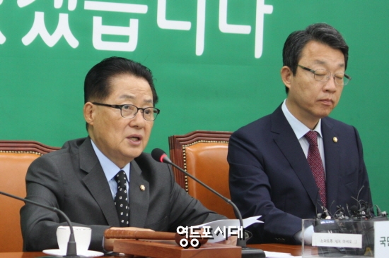 국민의당 박지원 비대위원장은 7일 국회에서 비상대책회의를 열고 “미르, K 재단 의혹에 일일이 대응하지 않겠다”는 청와대를 향해 대응할 것은 대응해줘야 한다”며 청와대의 응답을 촉구했다. &copy;임종상 기자 