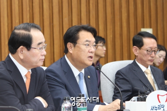 7일 국회에서 열린 새누리당 국정감사 대책회의를 주재한 정진석 원내대표가 야당은 “대북 퍼주기 같은 북한이 좋아하는 일만 골라서 한다’”며 비판하고 있다. &copy;임종상 기자 