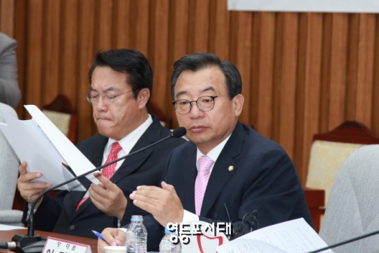 이정현 새누리당 대표가 10일 오전 국회에서 제3차 태풍 피해 대책 당·정 협의를 주재하고 있다. ©임종상 기자 