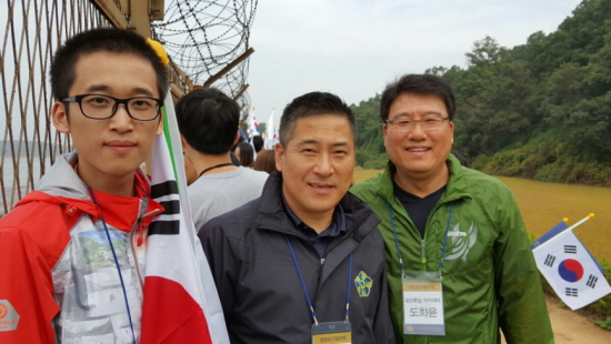 임길섭 민주평화통일자문회의 영등포구협의회 청년위원장(사진 가운데)이 관계자들과 DMZ 철책선을 걷고 있다. ⓒ영등포구 민주평화통일자문회의 