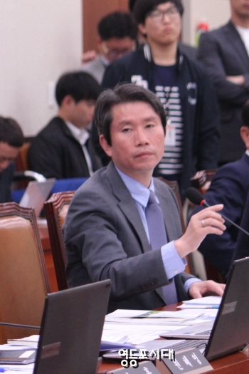 이인영 의원이 13일 국회에설 열린 외교통일위원회 국정감사에서 “협상을 통해 다가가 북한과 대화하는 새로운 단계로 진입해야 한다”고 주장하고 있다. &copy;영등포시대 