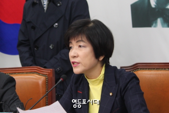 김영주 최고위원이 13일 국회에서 열린 최고위원회의에서 추미애 대표, 윤호중 정책위의장 등의 검찰 기소에 대해 “미르·K스포츠 재단 의혹 파헤친 야당 의원에 대한 보복 기소”라고 주장하고 있다. &copy;임종상 기자 