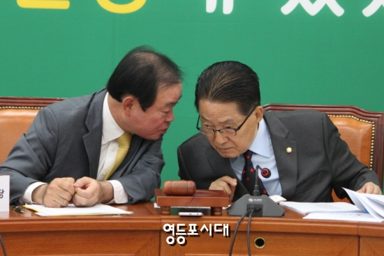 13일 국회에서 국민의당 원내대책회의가 열리는 가운데 박지원 비대위원장이 장병완 산자위원장과 별도의 대화를 나누고 있다. &copy;임종상 기자 