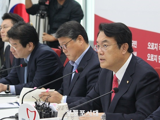 정진석 새누리당 원내대표가 17일 국회에서 열린 최고위원회의에서 송민순 참여정부의 외교부 장관의 자서전 내용을 일일이 읽어가며  문재인 전 더불어민주당 대표를 비판하고 있다. ⓒ임종상 기자 