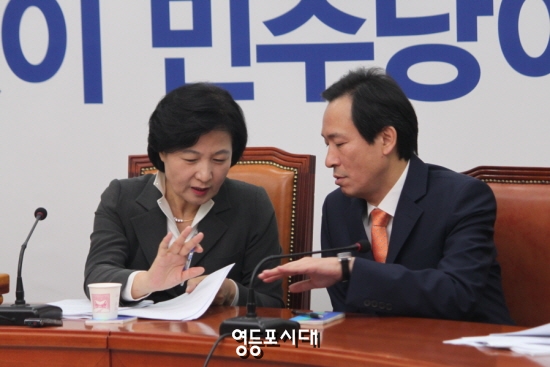 17일 국회에서 열린 더불어민주당 최고위원회의 중 추미애 대표와 우상호 원내대표가 별도의 이야기를 주고받고 있다. &copy;임종상 기자