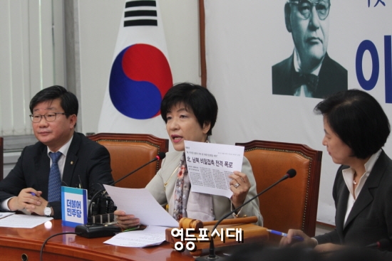 김영주 최고위원(사진 가운데)이 17일 더불어민주당 최고위원회에 참석해 보수 정권의 북풍 공작에 대해 비판한 후 “국민의 생명 위협하는 세력 다시는 정부에서 일할 수 없도록 하겠다”고 밝히고 있다. &copy;임종상 기자 