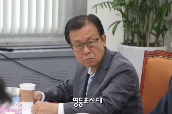 17일 국회에서열린 국회 정치발전특위 제1소위원회 회의에 참석한 원혜영 더불어민주당 의원 &copy;임종상 기자