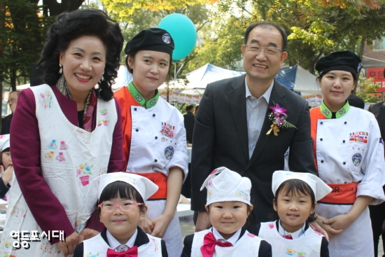 케이크 만들기 체험행사에 참여한 파란나라유지원생과 신예순 원장(사진 왼쪽), 안종인 남부교육지원청장(사진 왼쪽) &copy;영등포시대 