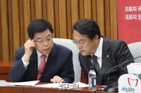 새누리당 정진석 원내대표는 21일 국회에서 열린 원내대책회의 도중 김광림 정책위의장(사진 왼쪽)과 정진석 원내대표(사진 오른쪽)가 무엇인가를 논의하고 있다.&copy;임상종 기자 