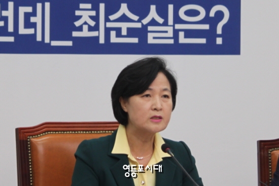  추미애 대표는 21일 국회에서 열린 최고위원회에서 “세간의 우스갯소리도 아니고 “진짜 대통령의 최순실이 아니냐”는 지적에 대해서 대통령은 분노해야 한다”며 박근혜 대통령을 강하게 비판했다. &copy;임종상 기자 